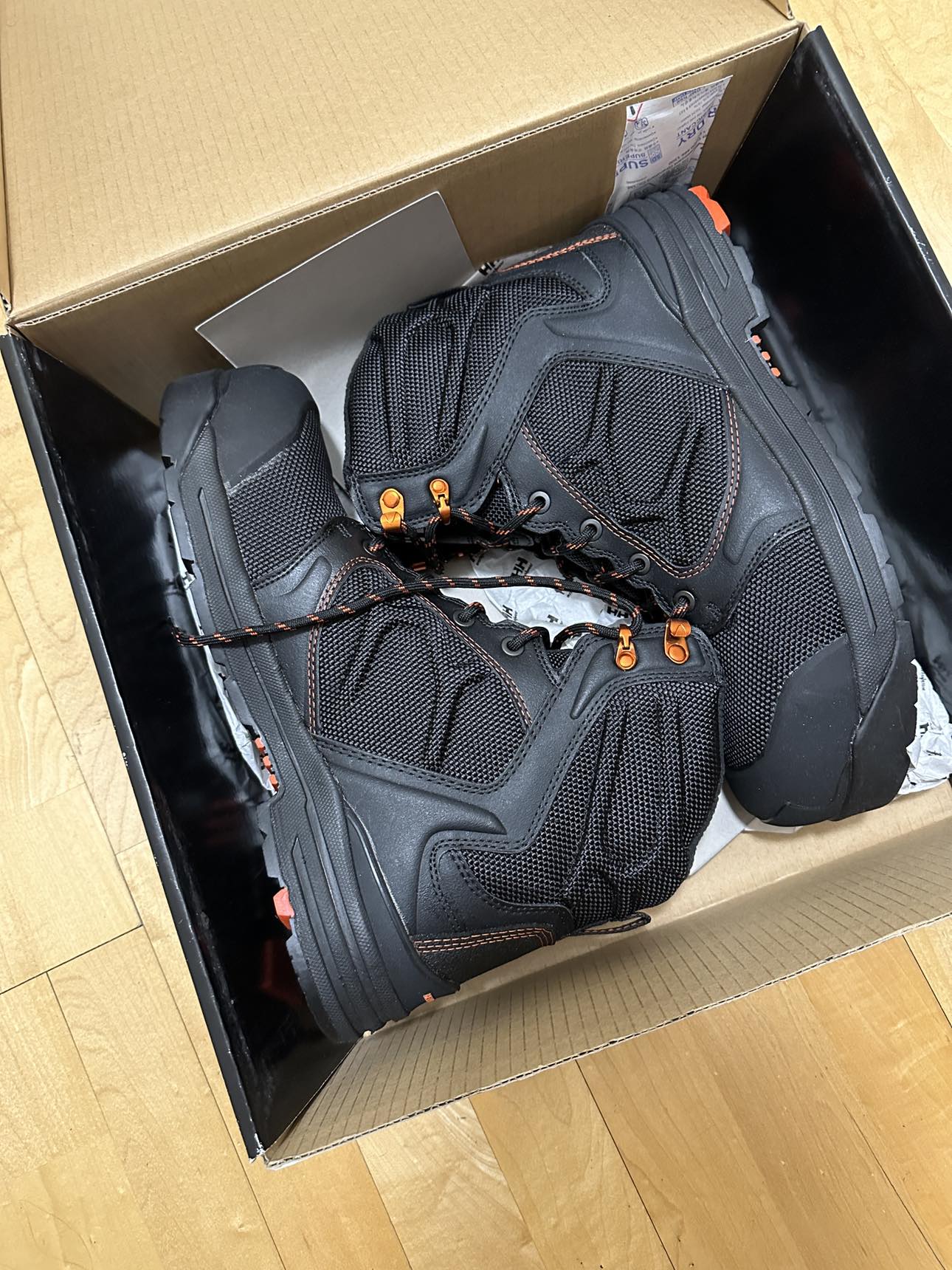 NEW Helly Hansen Workboot. CSA approved | Karrot
