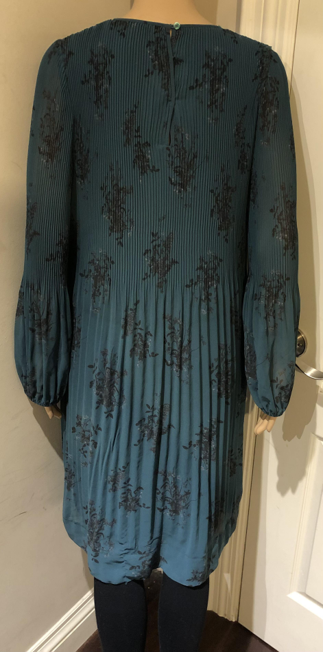 Aritzia Relaxed Fit Pleated Dress Size S - photo 4