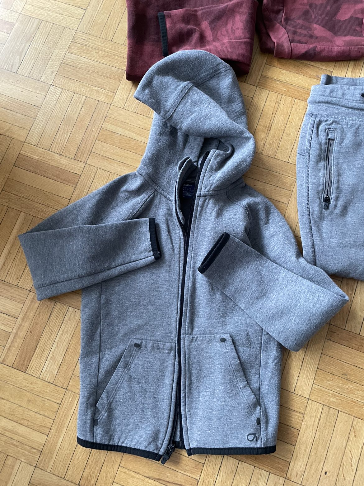 Lot of boys sweats/activewear size 6-7 image indicator(5)