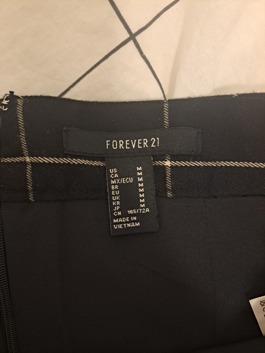 black and white grid skirt image indicator(2)