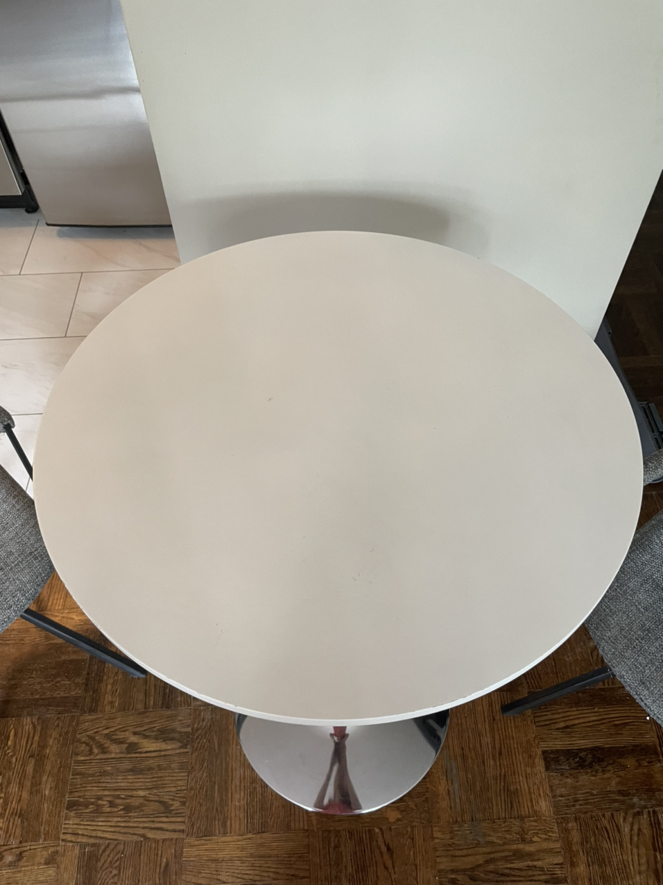 Round white dining or bar table image indicator(4)