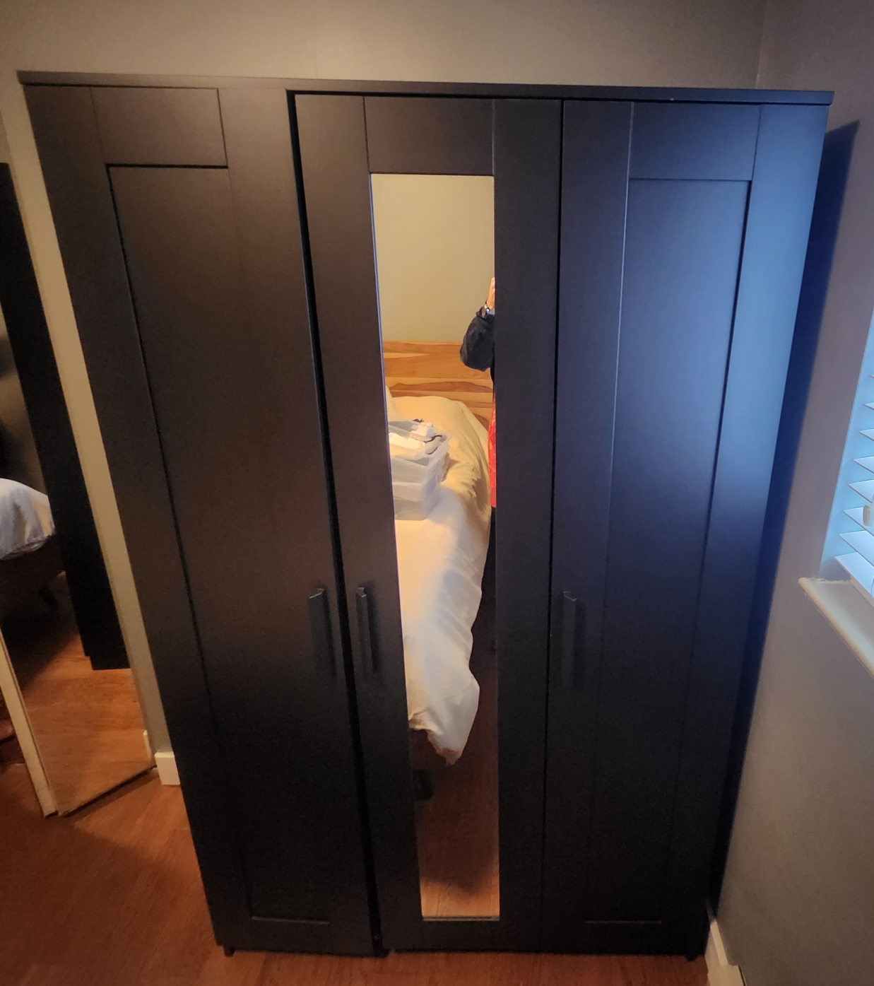 Black wardrobe with 3 doors and mirror - photo 2