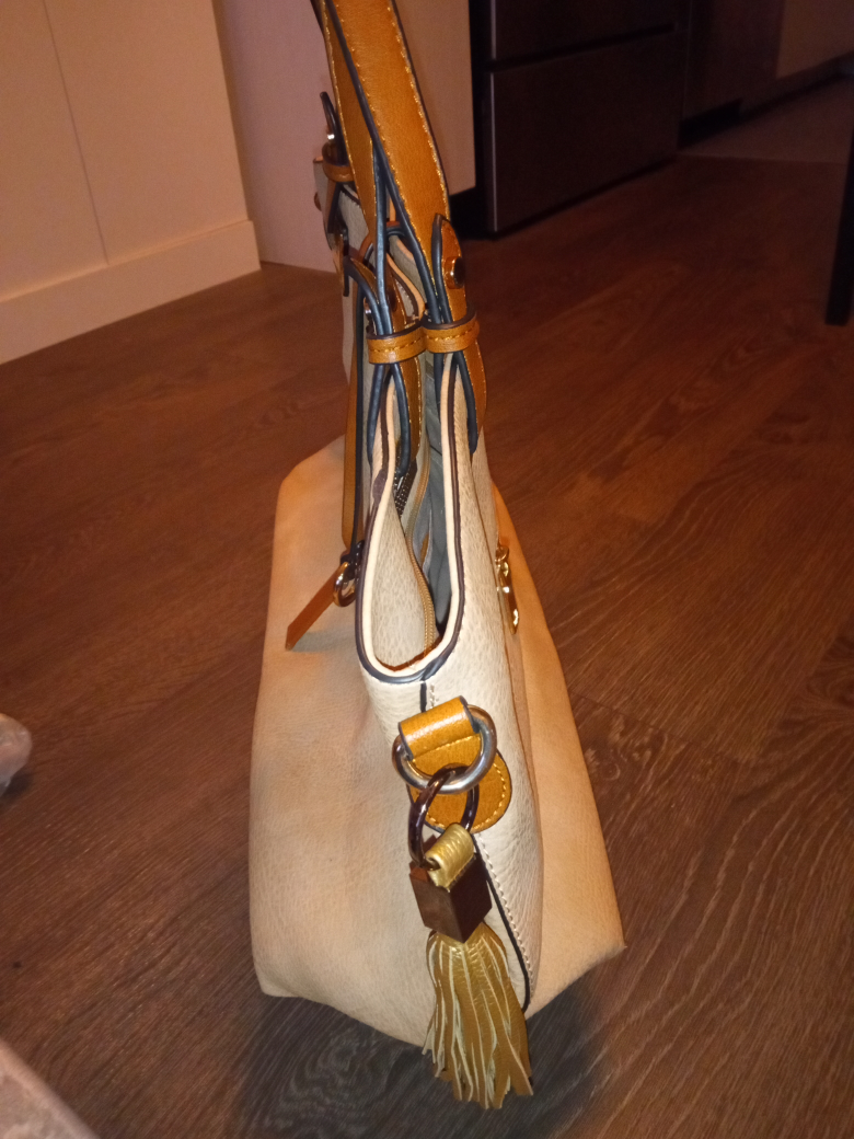 Large travel tote. image indicator(2)