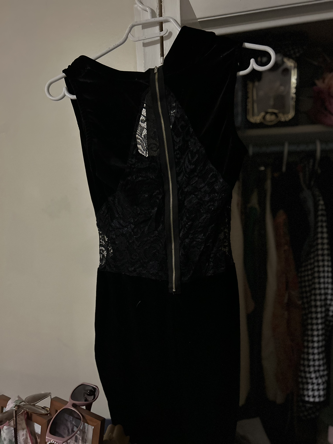 🥕Black velvet dress with lace detailing for date night image indicator(2)