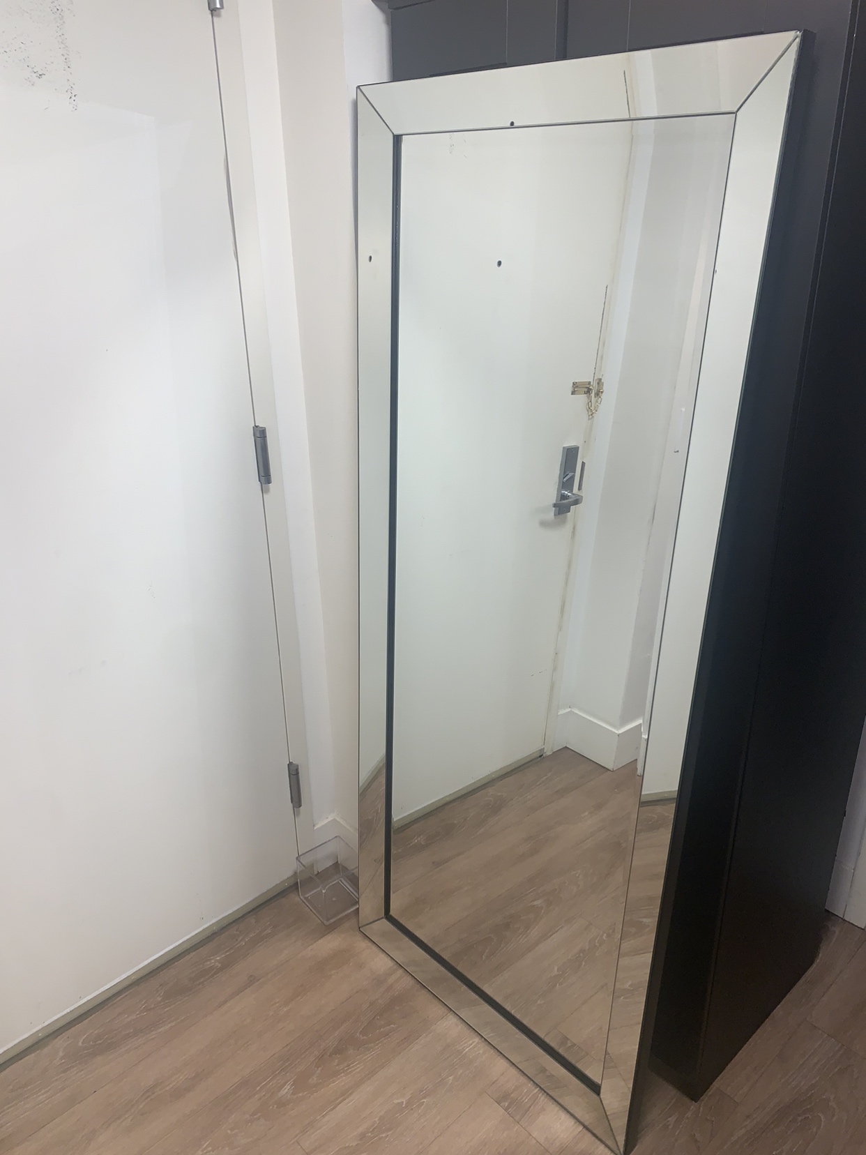 Elegant floor mirror with geometrical edges/ frame