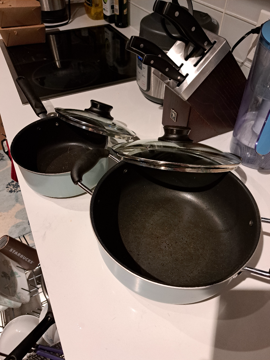 2 pots (1 large, 1 small) with lids thumbnail