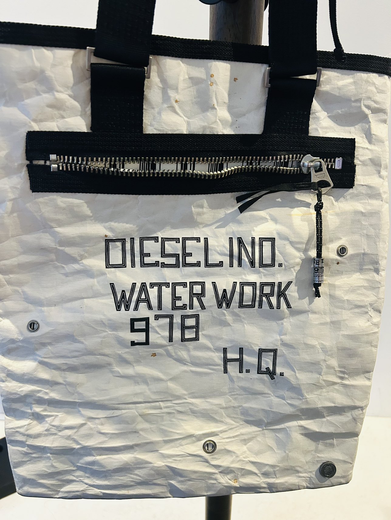 Diesel black and white tote bag image indicator(7)