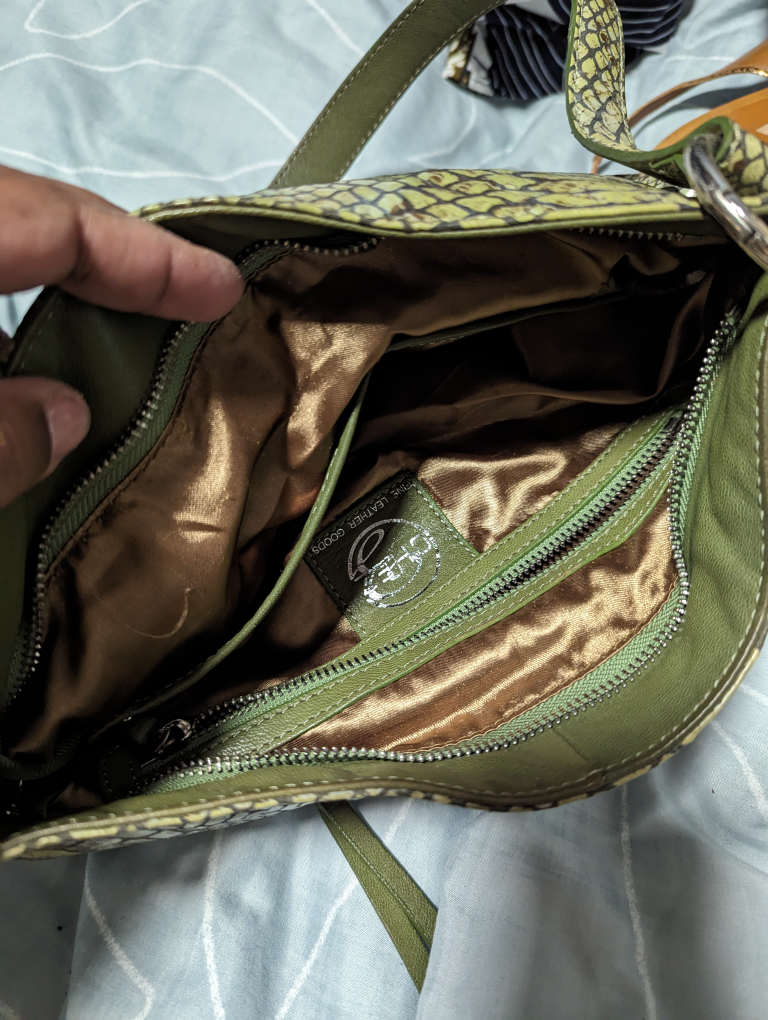 Fine leather handbag image indicator(3)