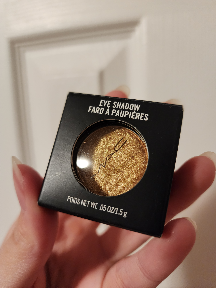 golden glitter eyeshadow ✨️ image indicator(2)