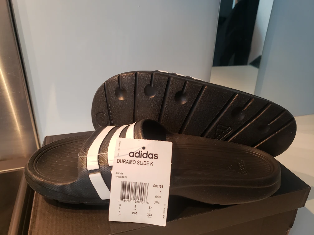 Adidas Slides size 5 BNWT image indicator(3)