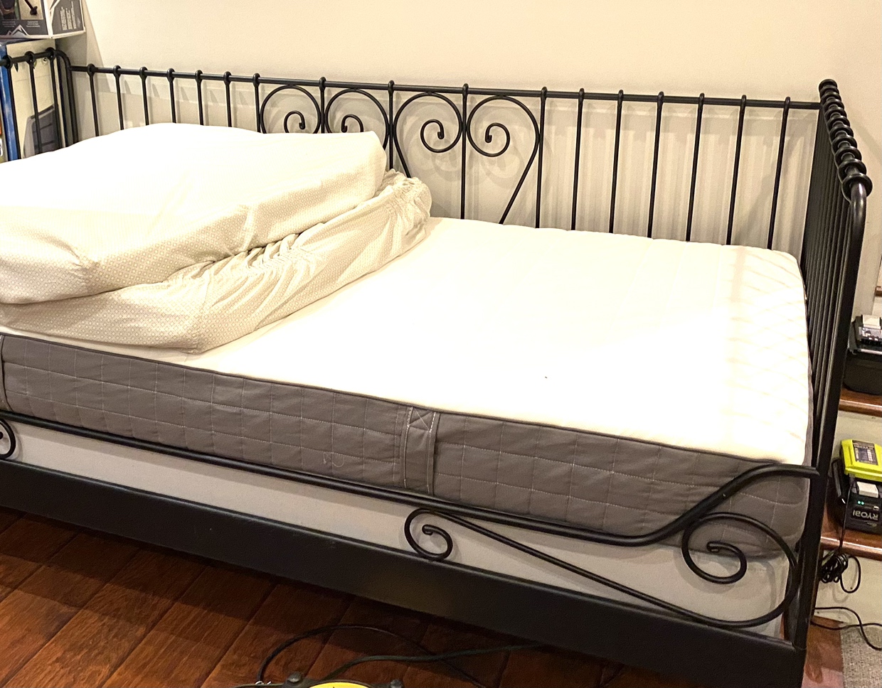 IKEA metal frame daybed with mattress - photo 3