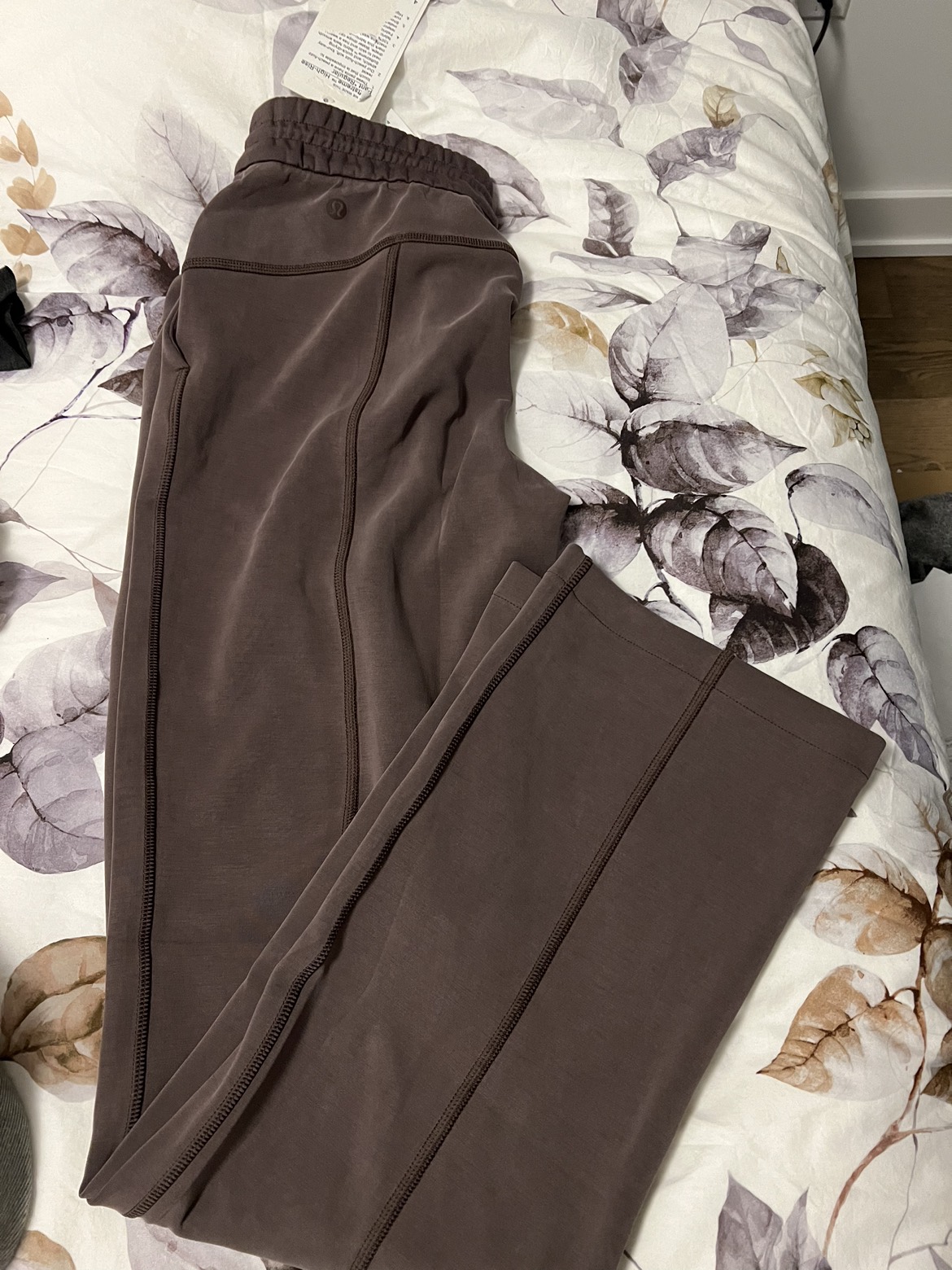 BRAND NEW WITH TAG Lululemon softstreme pant size 4 - photo 3
