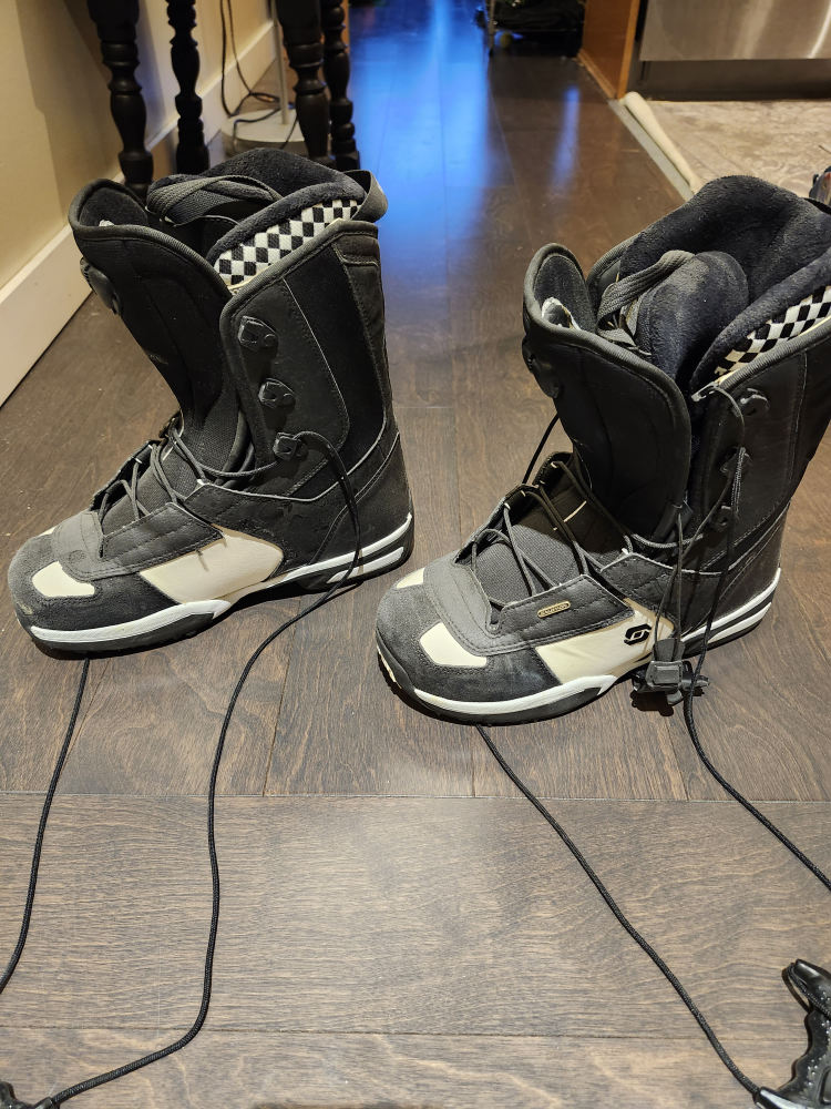 Men salomon snowboard boots ( size 8 ) thumbnail