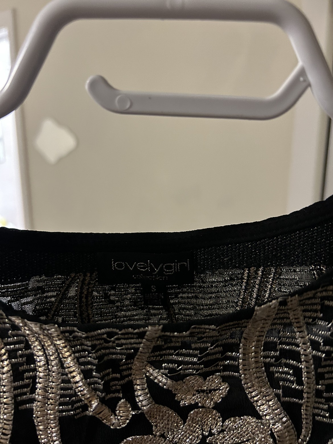 🥕Beautiful sleeveless top with flower embellishments image indicator(2)