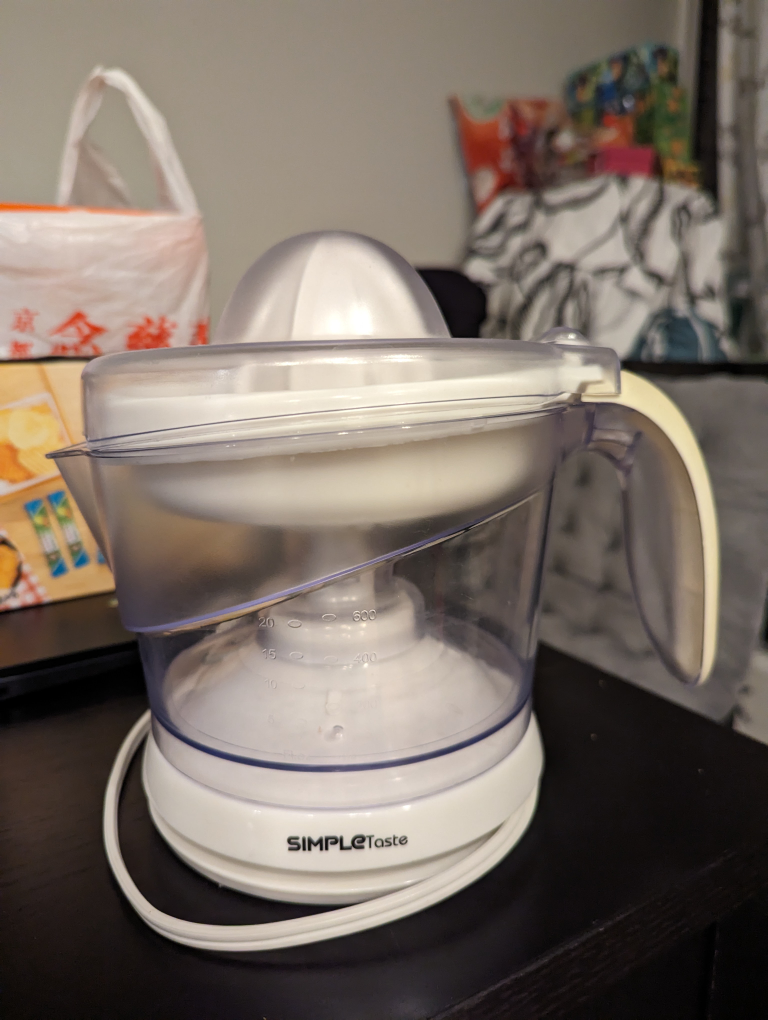Electric citrus juicer