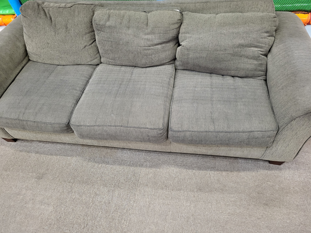 3 seat sofa ( Vaughan pick up) thumbnail