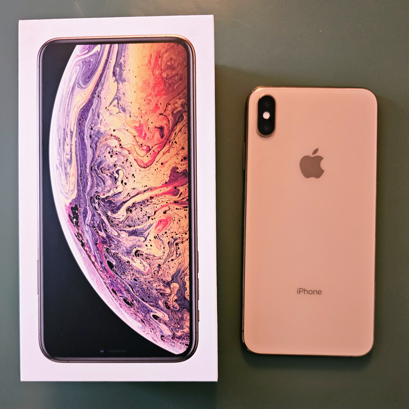 iPhone XS Max - Cracked Screen