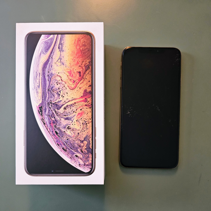 iPhone XS Max - Cracked Screen - photo 2
