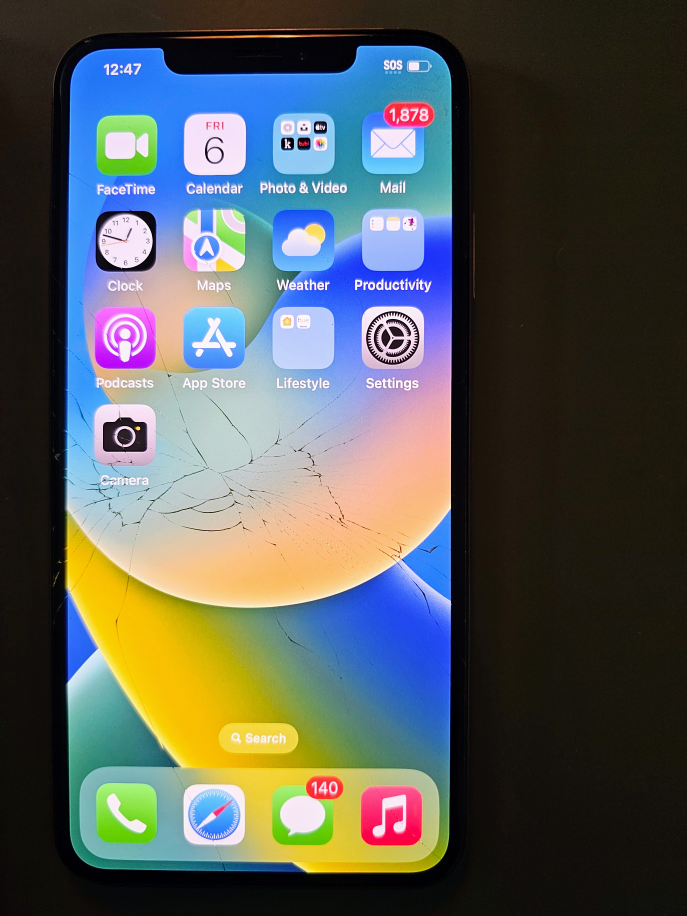 iPhone XS Max - Cracked Screen - photo 3