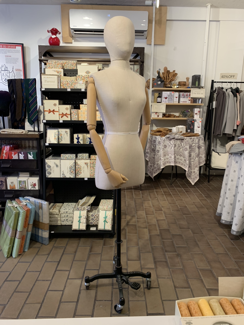 Mannequin female thumbnail