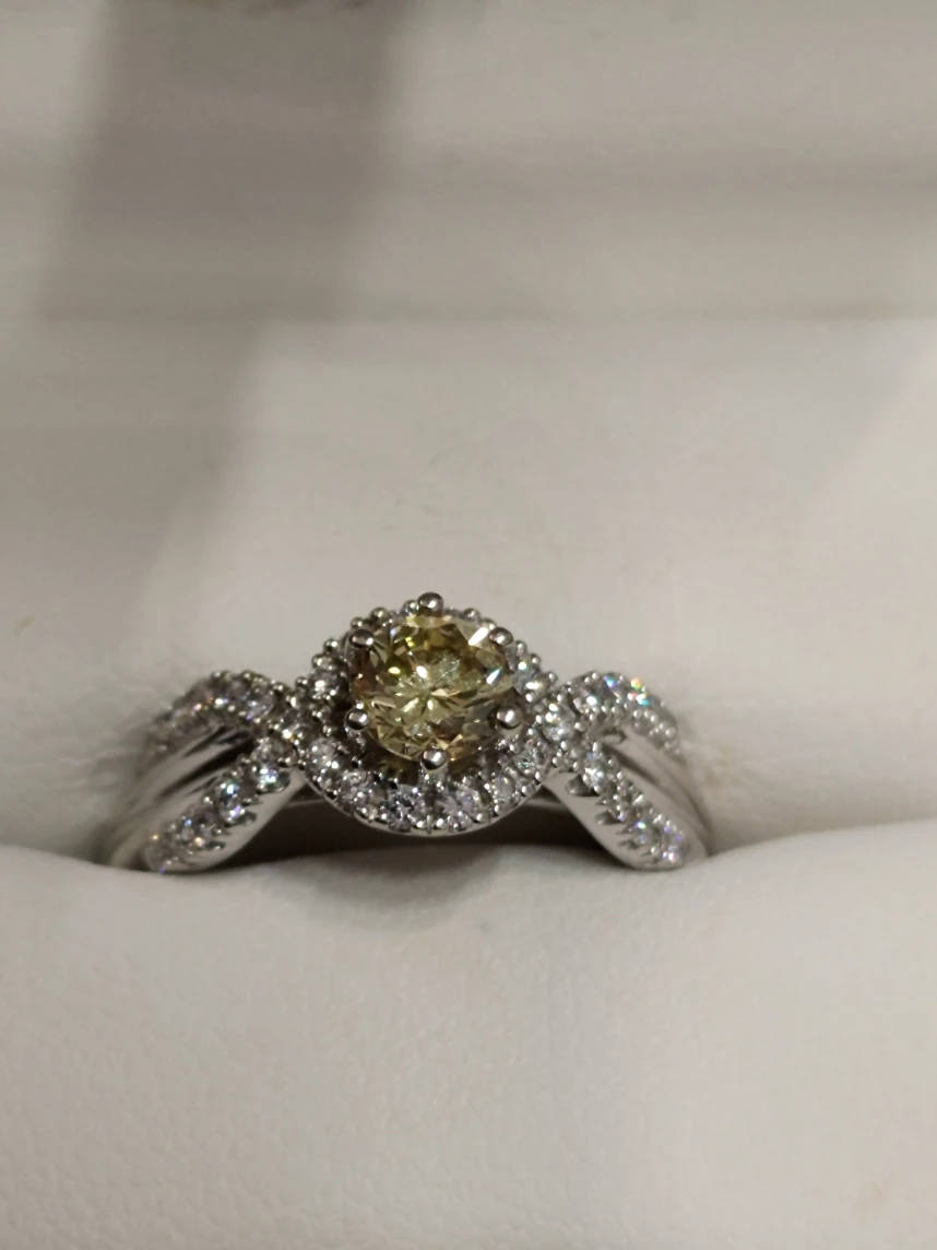 Engagement Ring Fancy Yellow (Canary Yellow)