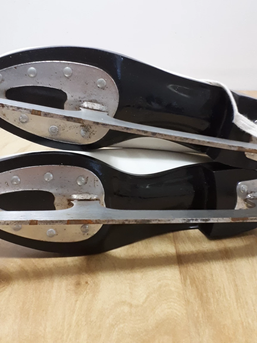 🥕 Figure Skates, size 9 image indicator(3)
