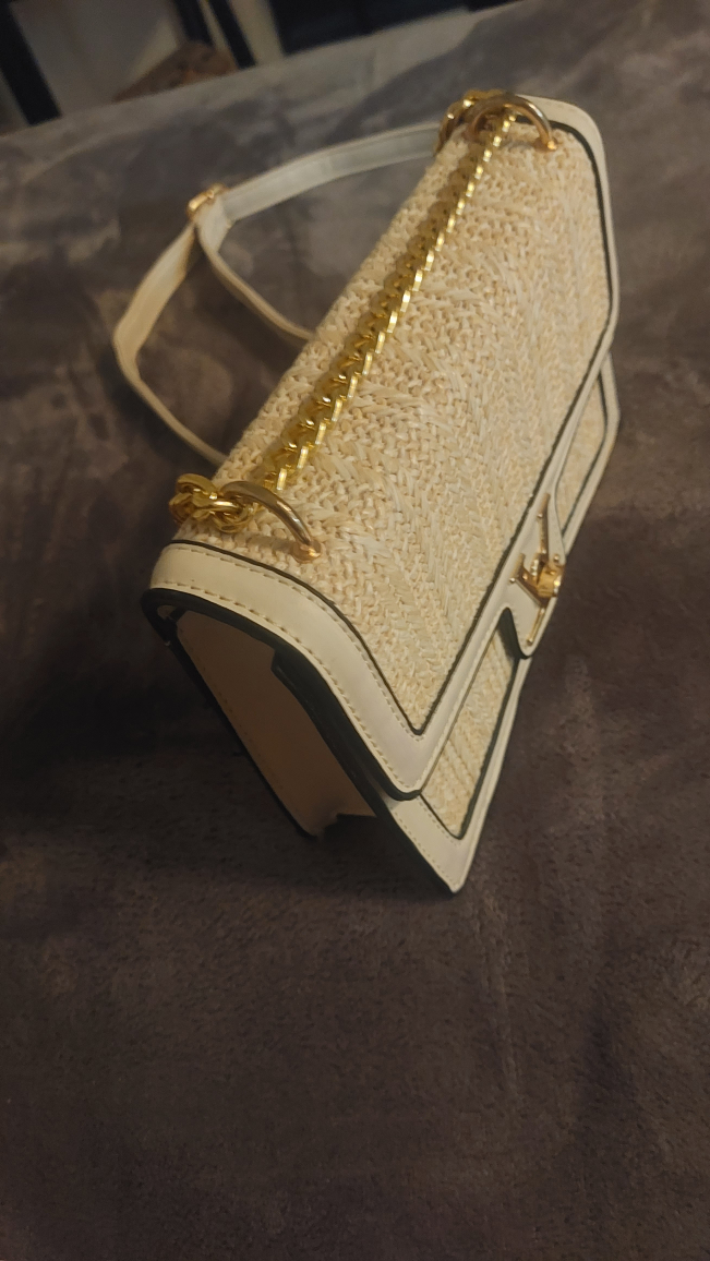 Fashionable cream and gold accent handbag - photo 2