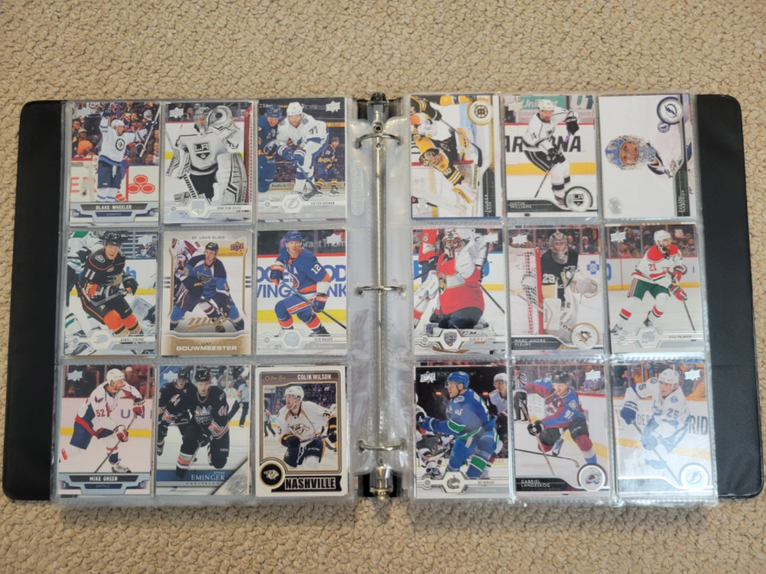 Huge lot of Hockey Cards image indicator(2)