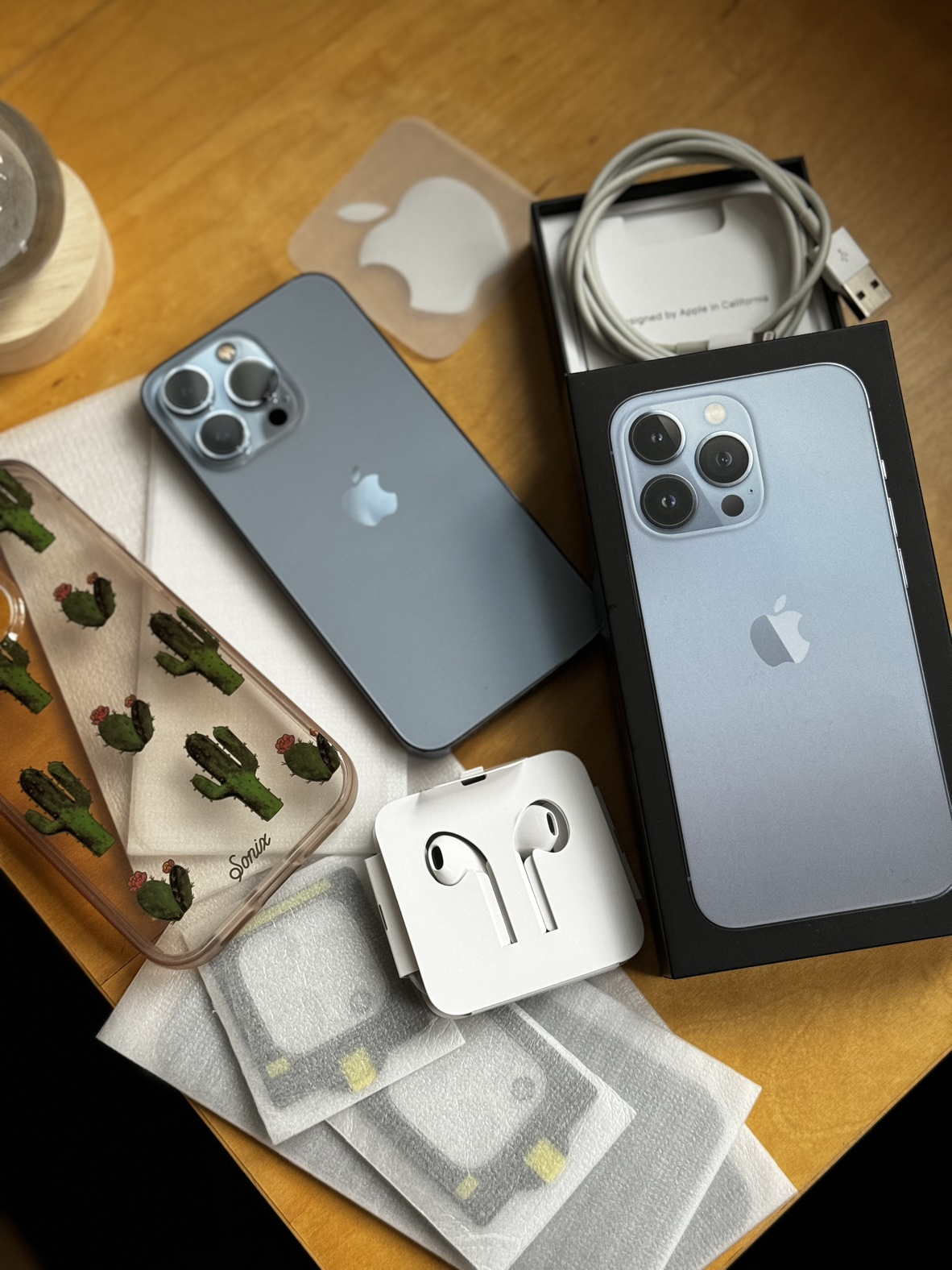 iPhone 13 Pro, 256 GB + EarPods + Screen protections thumbnail