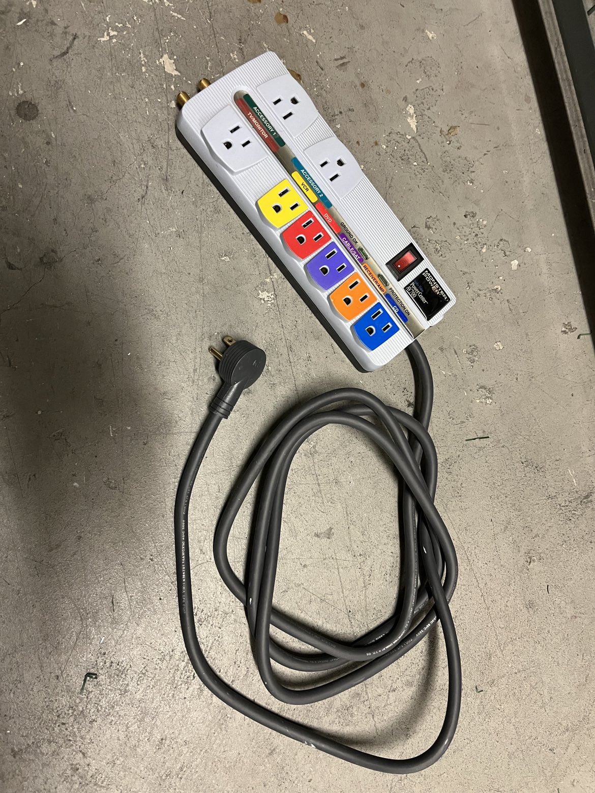 Entertainment centre surge protection power bar - 8 outlets image indicator(2)