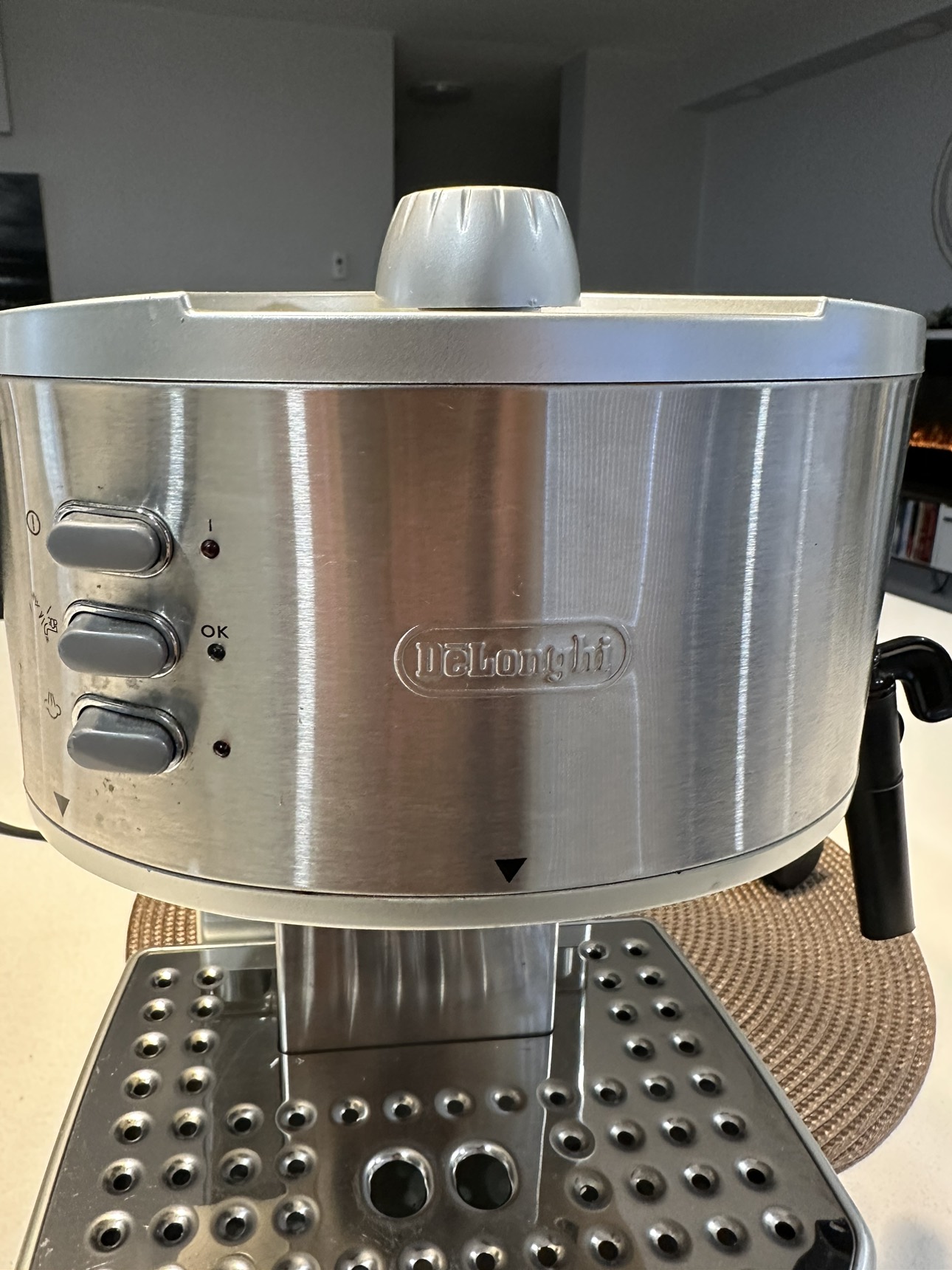 Delonghi Coffee Machine with steamer - photo 2