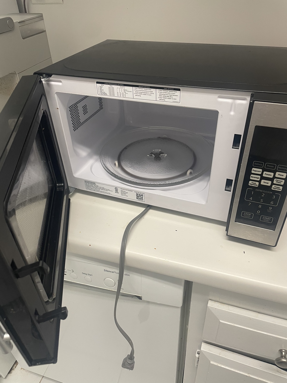 BLACK+DECKER 0.7 cu ft 700W Microwave Oven - Black EM720CPN-P - photo 2