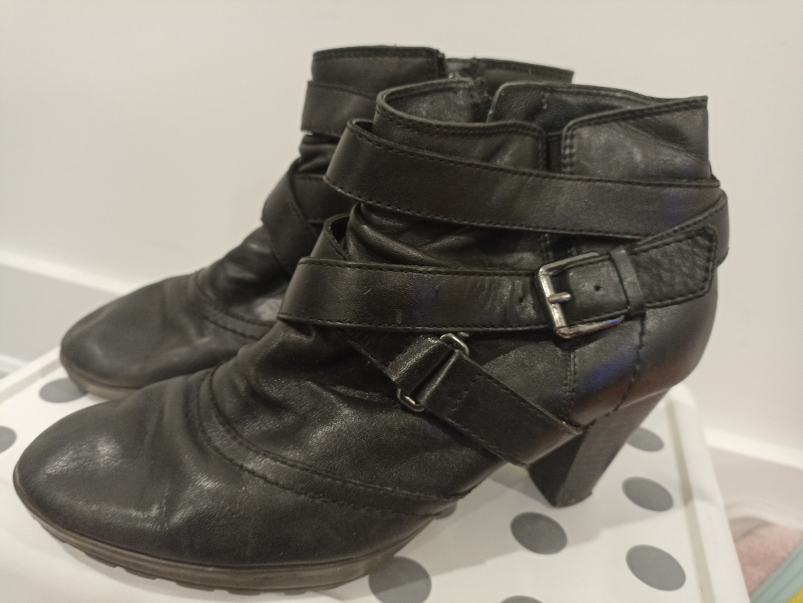 I sell boots for $2 each image indicator(5)