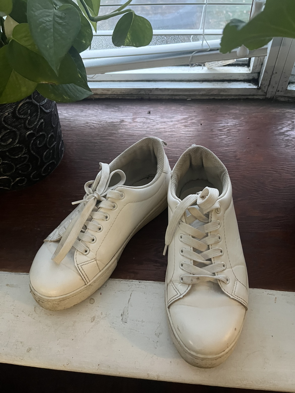 White sneakers image indicator(2)