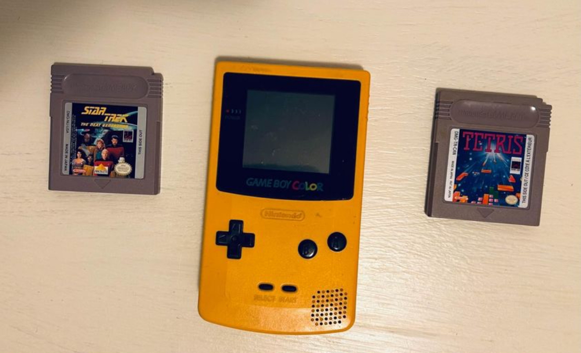 Yellow Gameboy Color & 2 games thumbnail