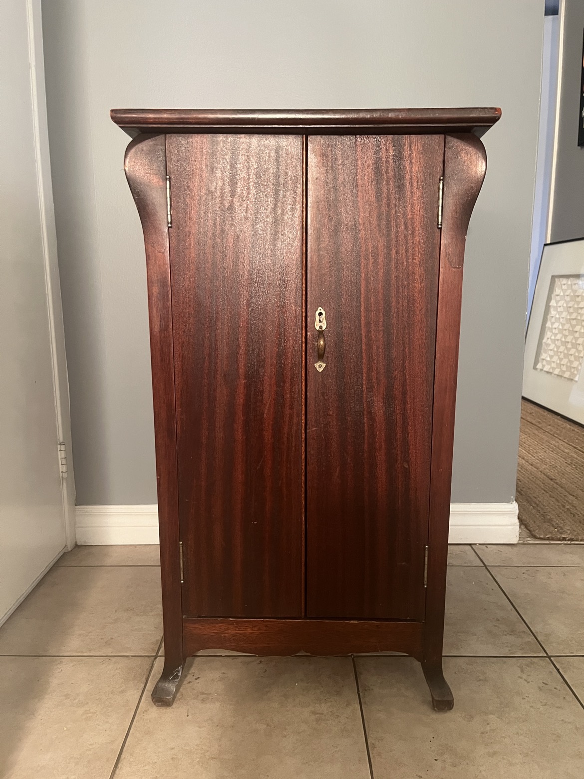 Vintage mahogany bar/record cabinet - thumbnail
