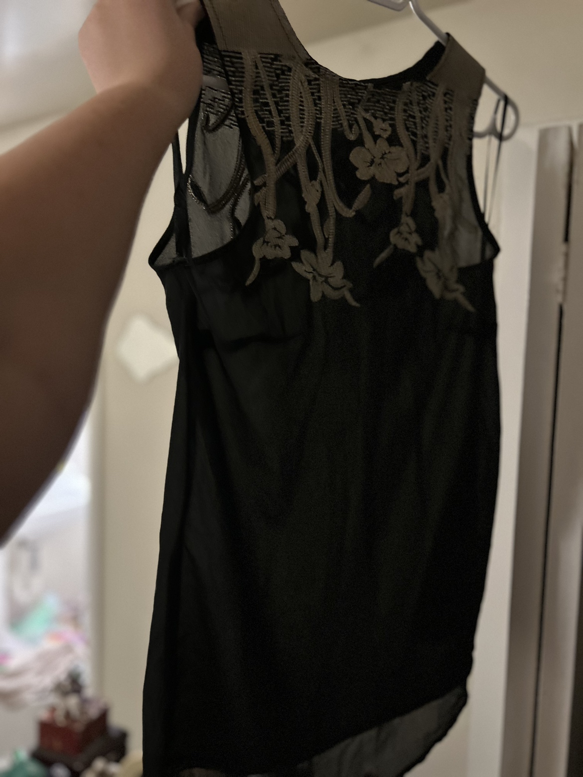 🥕Beautiful sleeveless top with flower embellishments thumbnail