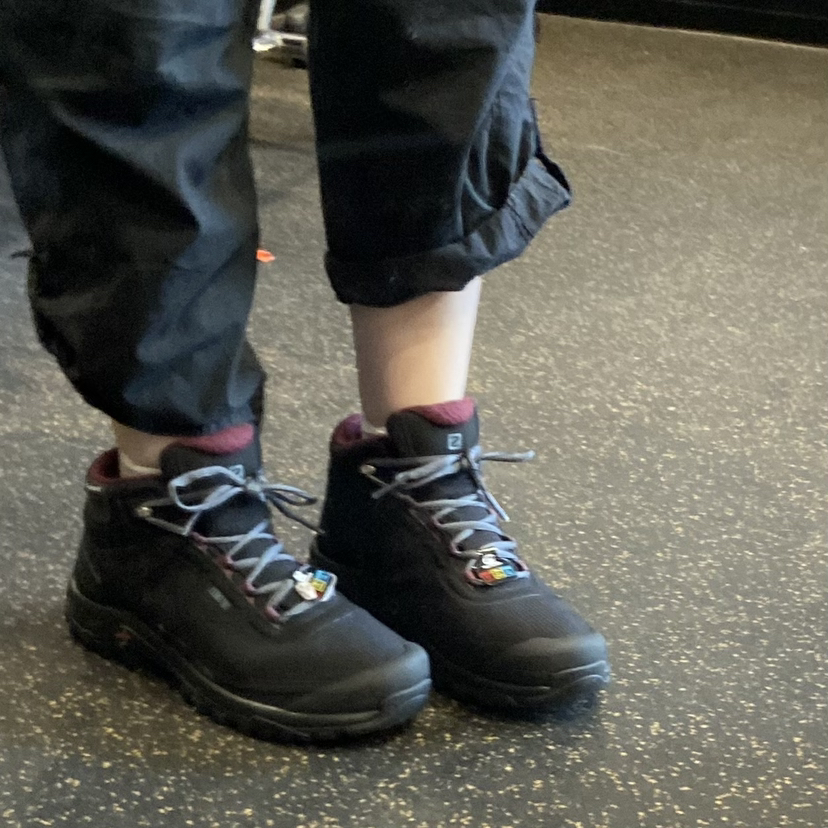 Women's waterproof Salomon soft shell boots ….size 9.5 image indicator(8)