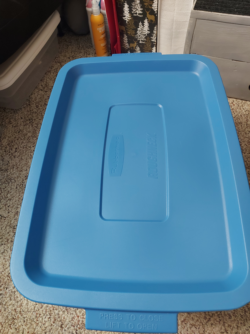 Rubbermaid container - photo 2