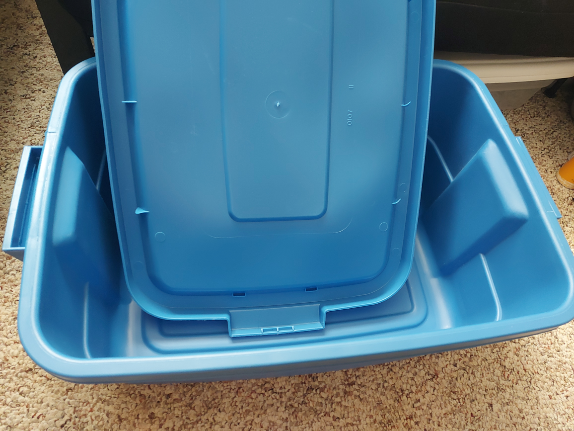 Rubbermaid container - photo 4
