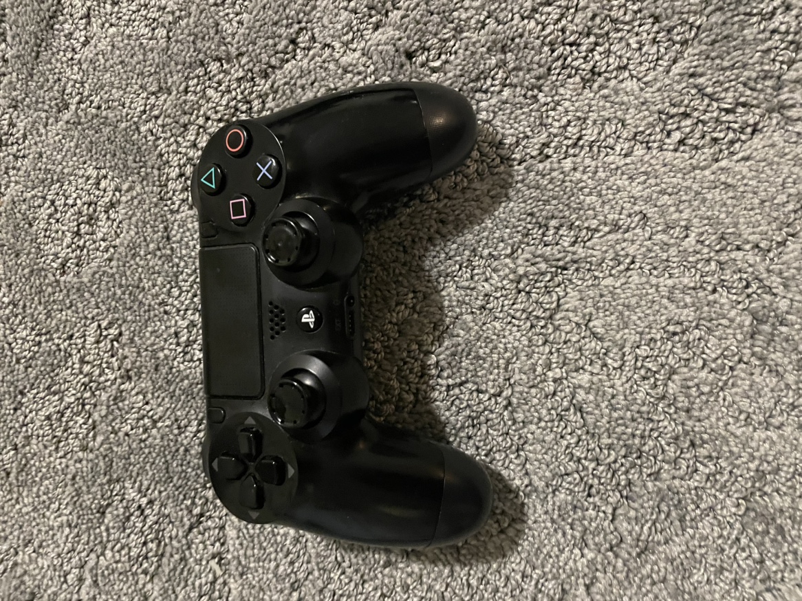 PS4 comes with controller and wires image indicator(2)