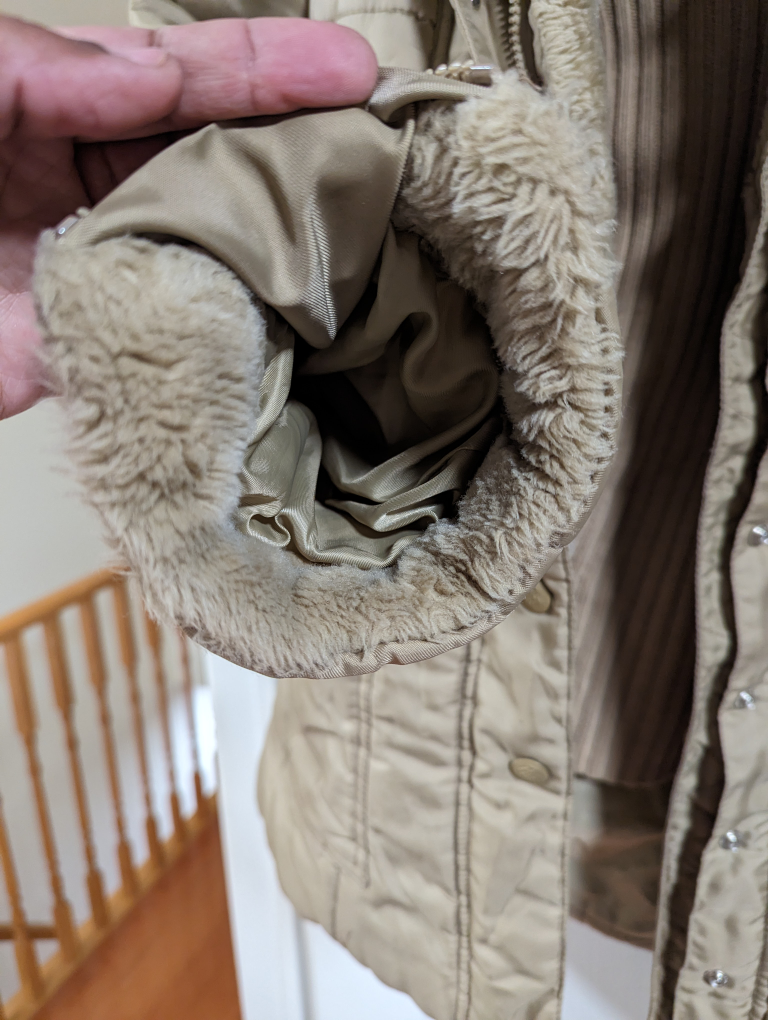 Super warm winter coat with detachable sleeves image indicator(2)