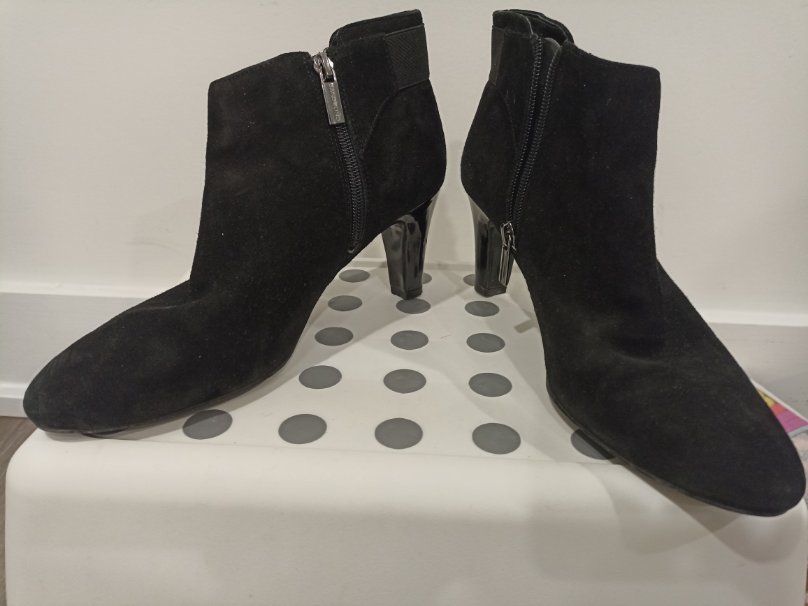 I sell boots for $2 each image indicator(3)