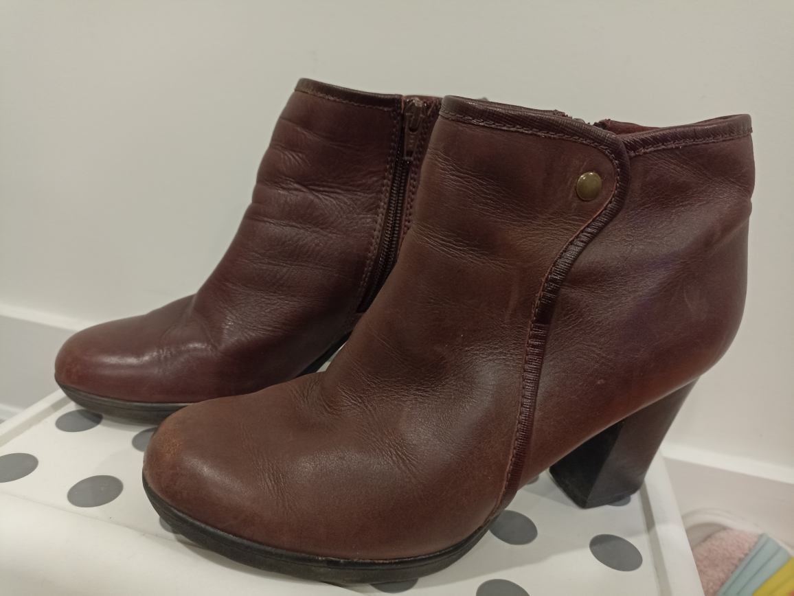 I sell boots for $2 each image indicator(7)