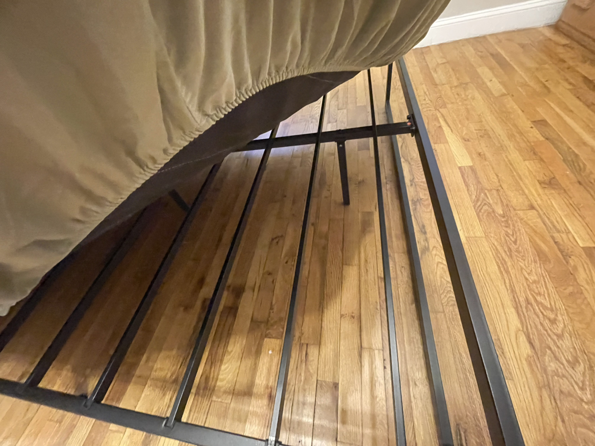 Easy-to-assemble queen sized bed frame - photo 3