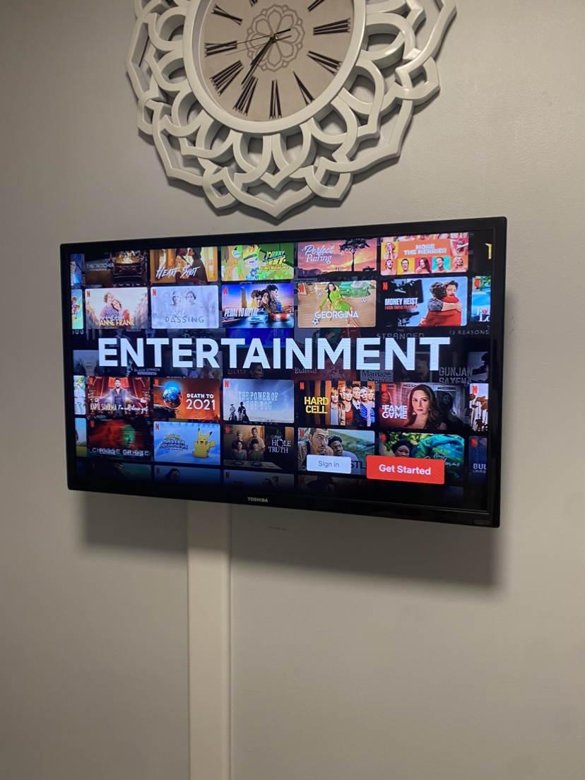 Toshiba TV with remote control size 32 thumbnail