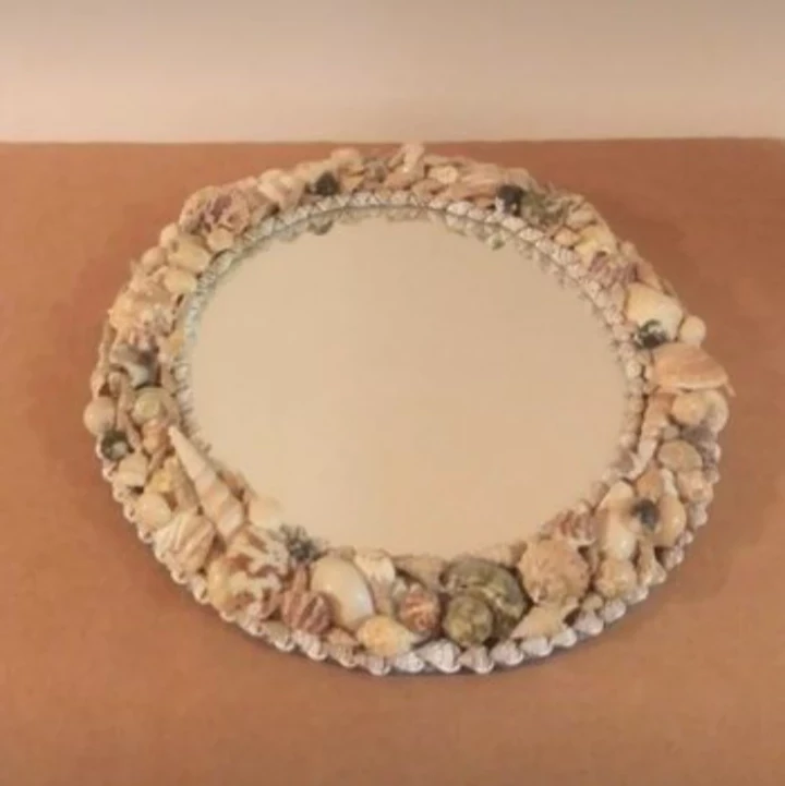 Round Mirror with Seashell Frame image indicator(3)