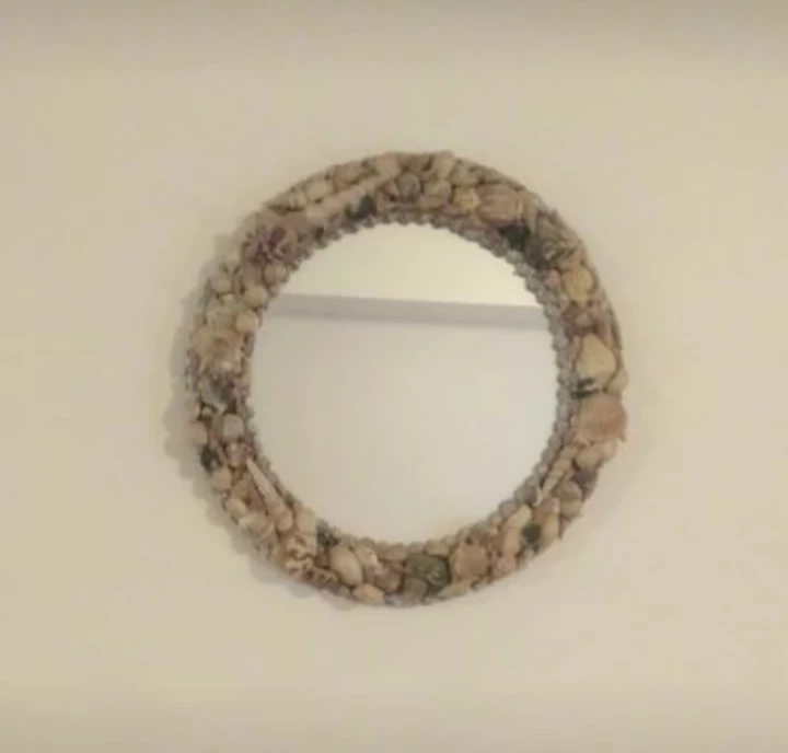 Round Mirror with Seashell Frame image indicator(4)