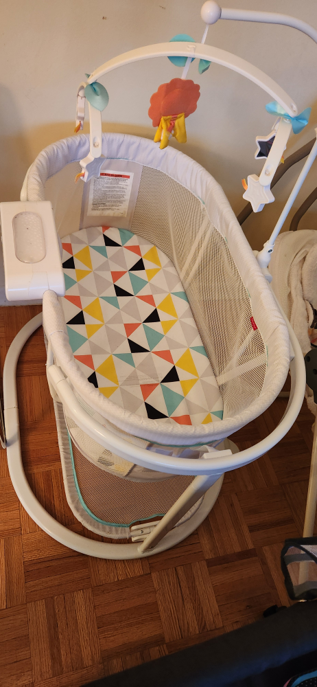 Fisher price bassinet for sell in very good condition