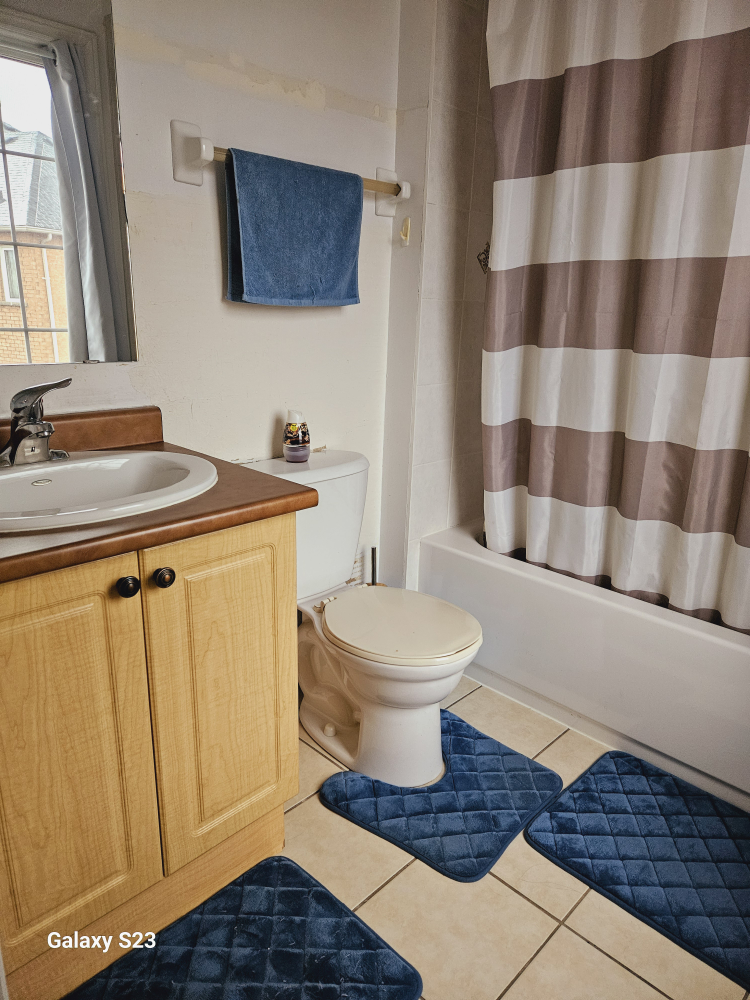 private room with attached bathroom - photo 3